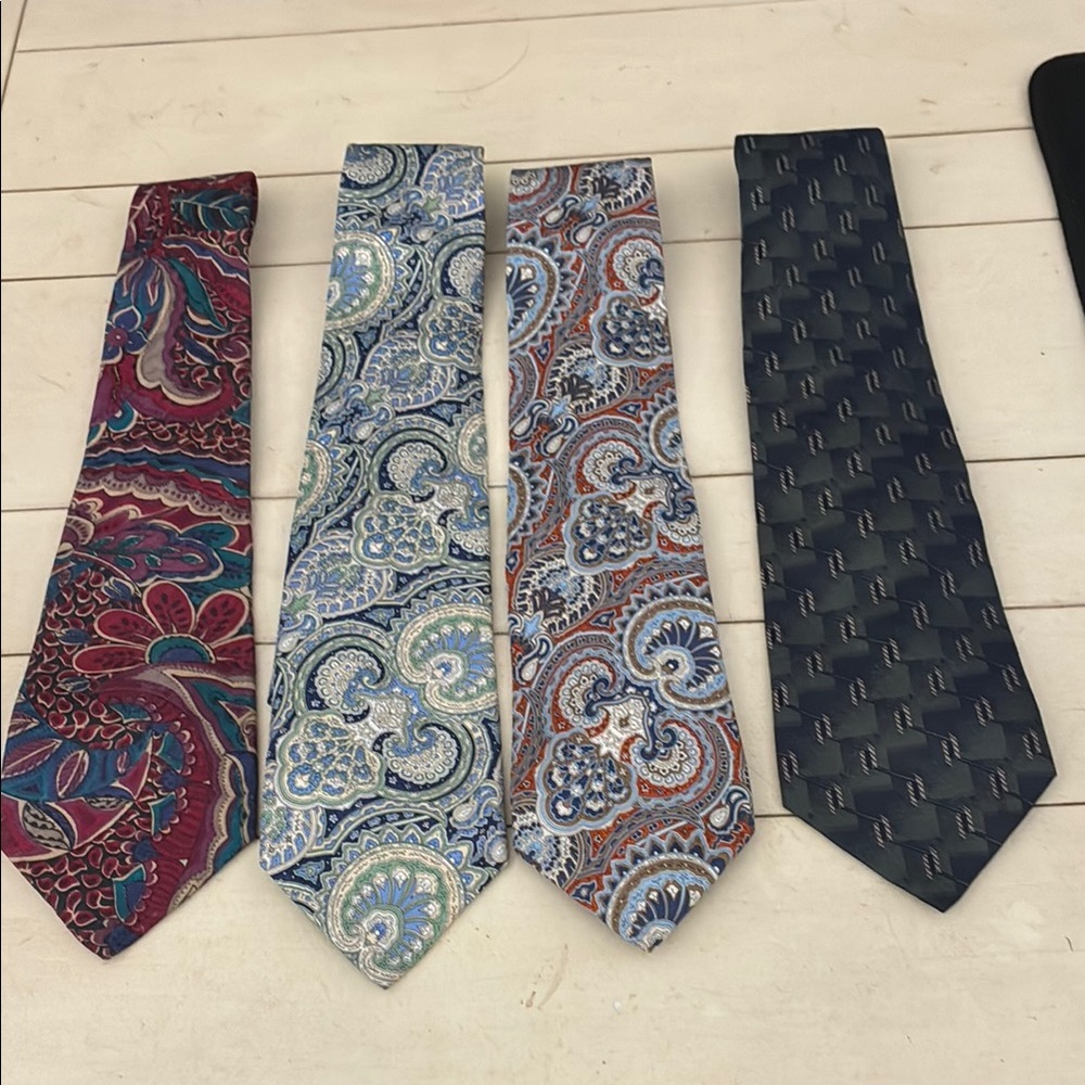 4  men’s ties in a bundle. All are like new.# 454